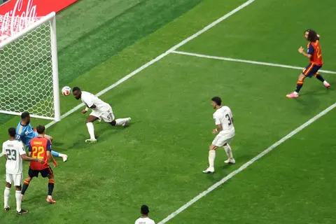 عقدة أزلية وعقوبة تاريخية للأخضر.. الغضب يجتاح أغلفة الصحف السعودية بعد رباعية إسبانيا